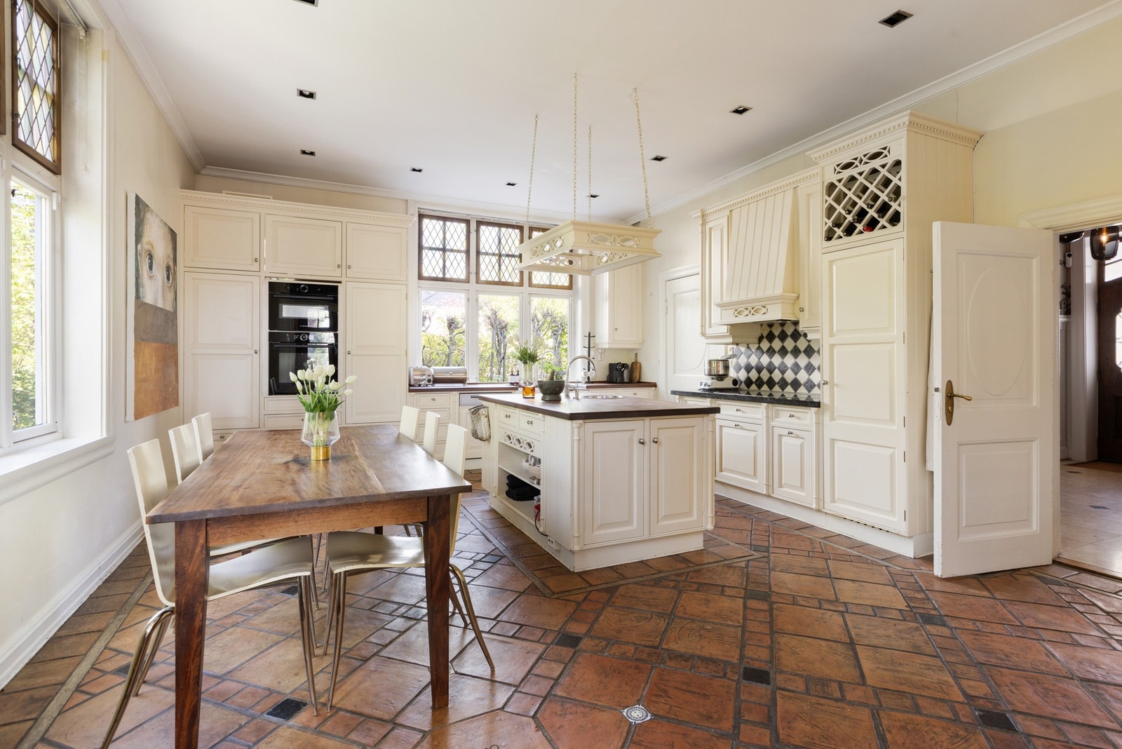 Stort separat kjøkken med direkte adkomst til spisesalen Galleribilde