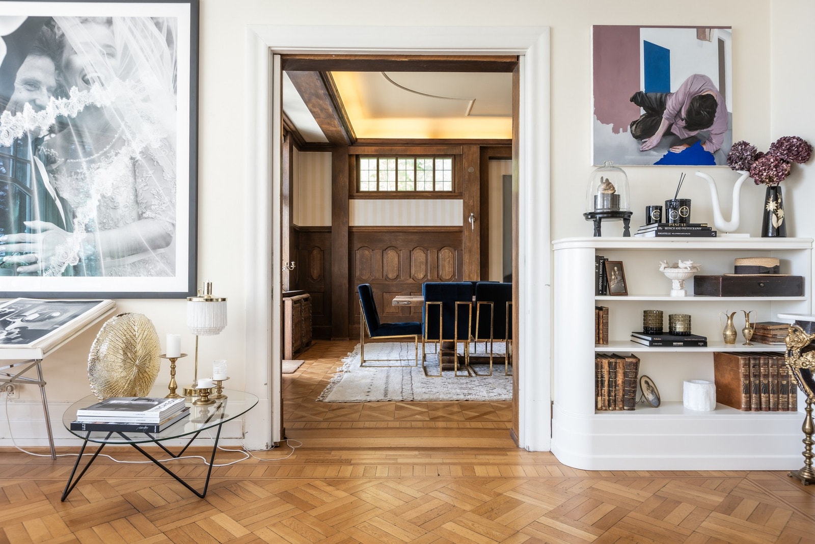 Det er direkte adkomst fra både stue og kjøkken til boligens spisesal Galleribilde