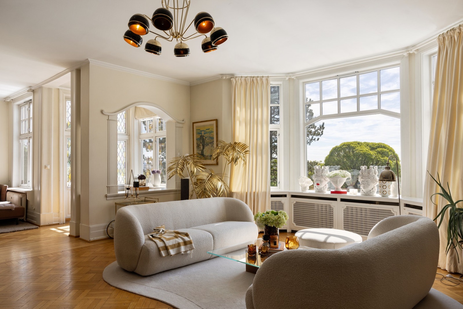 Boligen er klassisk innredet med 3 stuer i rad Galleribilde