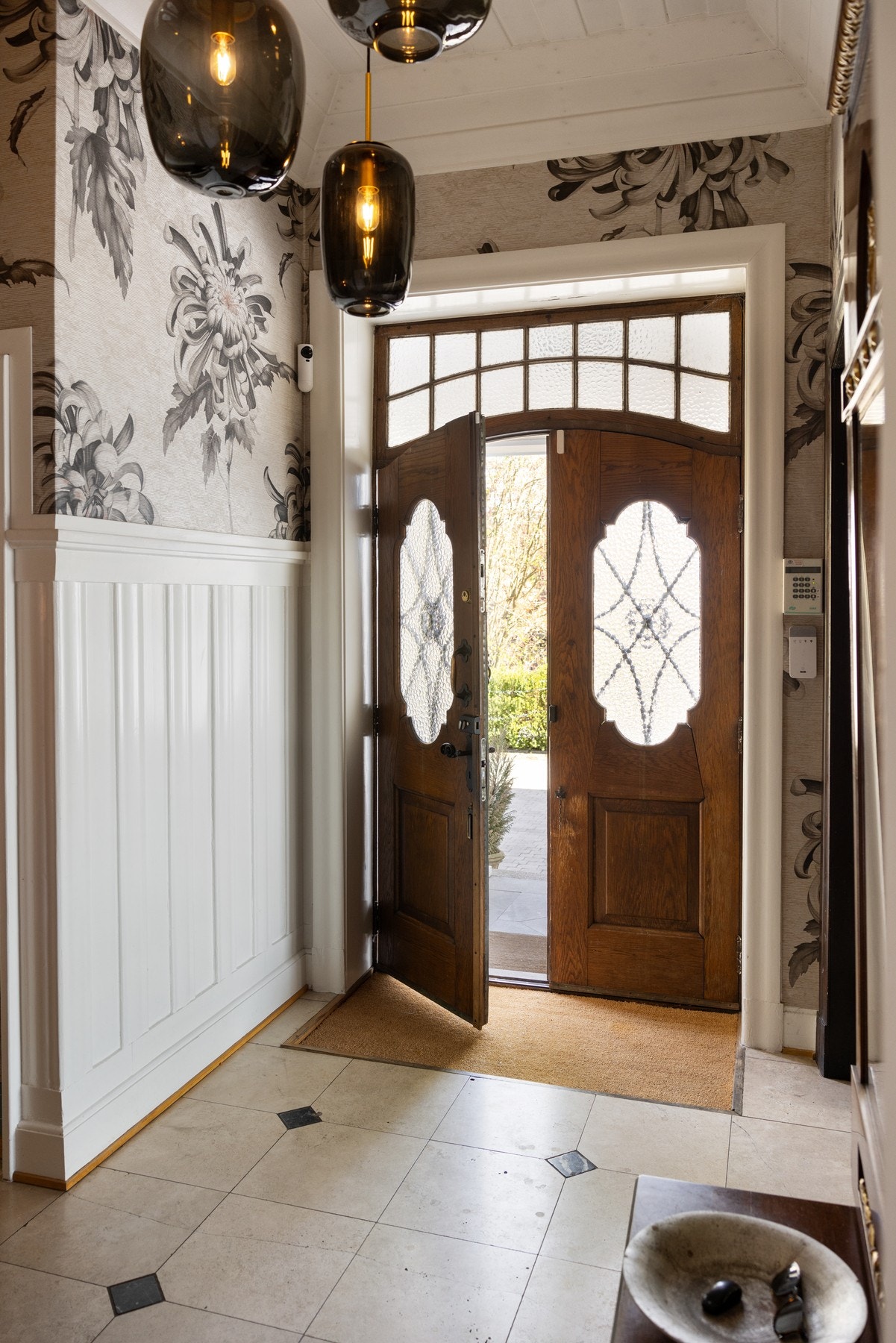 Lys og romslig entré som gir et flott førsteinntrykk Galleribilde