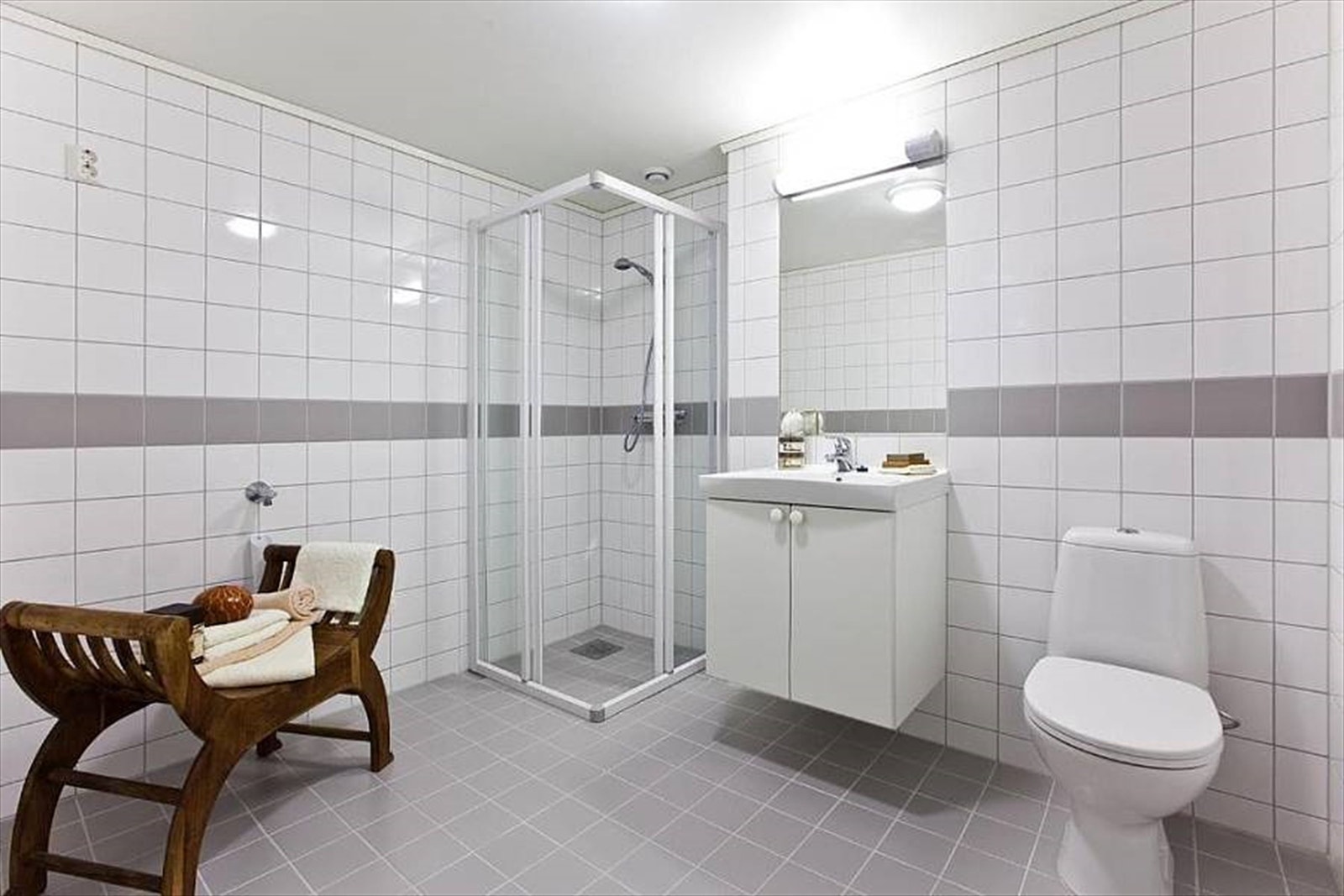 Delikat baderom. Vaskemaskin medfølger. Galleribilde