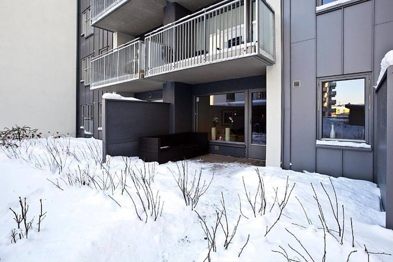 Hyggelig terrasse med plass til utemøblement. Galleribilde