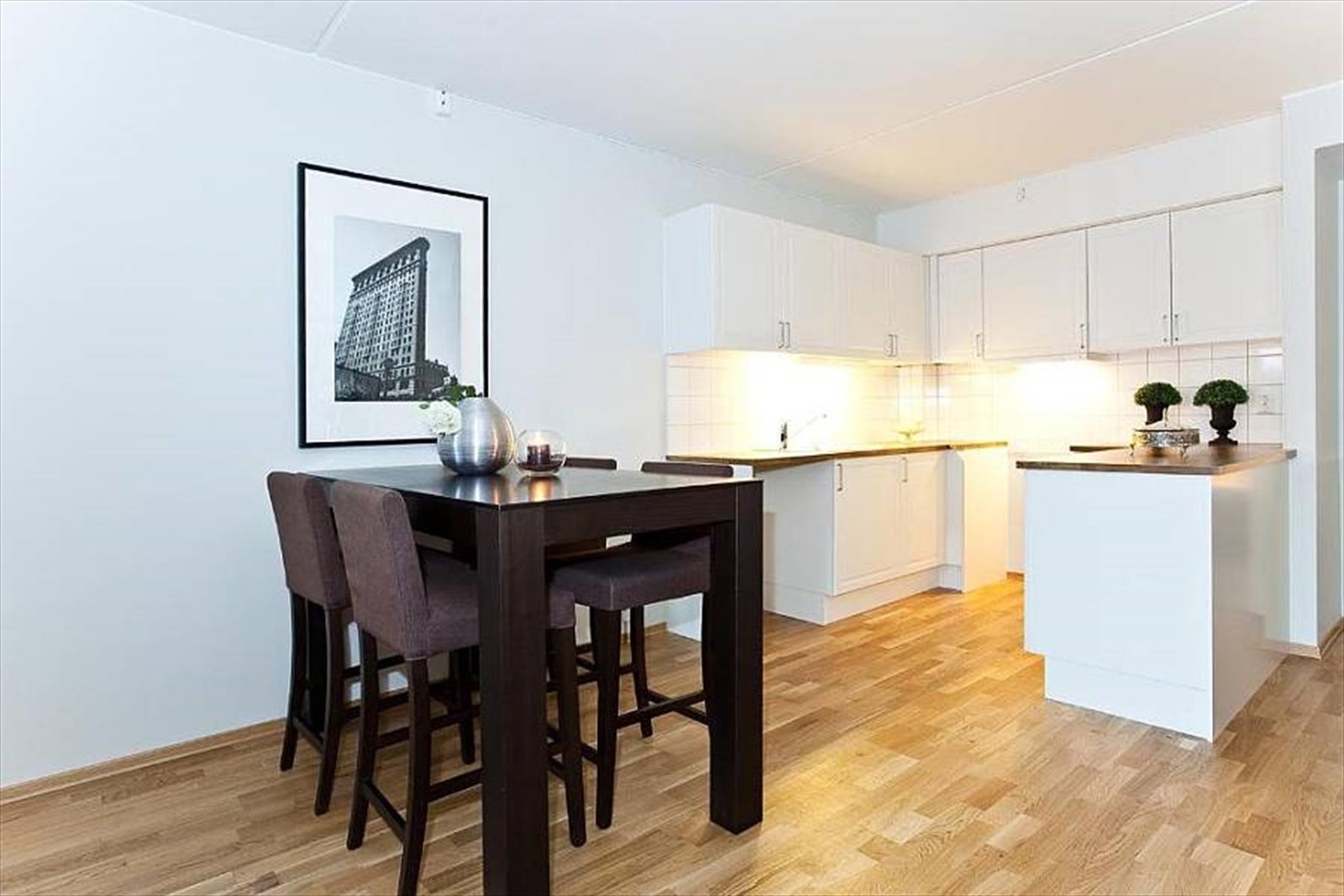 Åpen stue- og kjøkkenløsning. Galleribilde