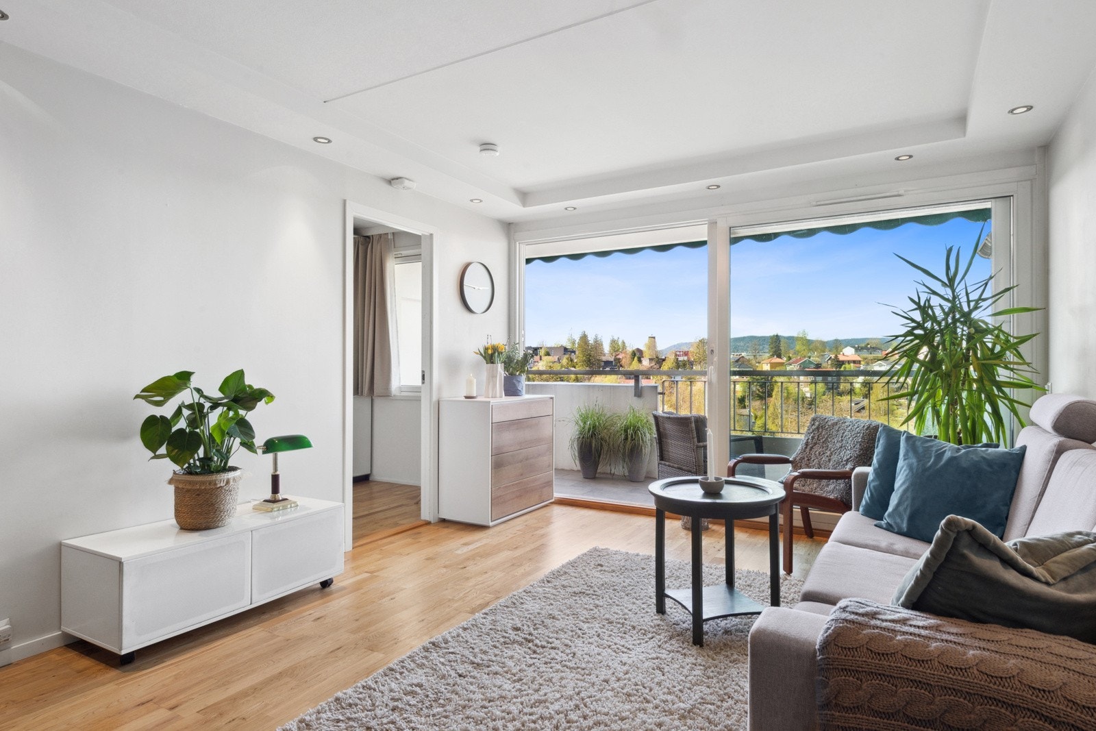 Stuen er romslig og har god plass til både sofagruppe og spisebord Galleribilde