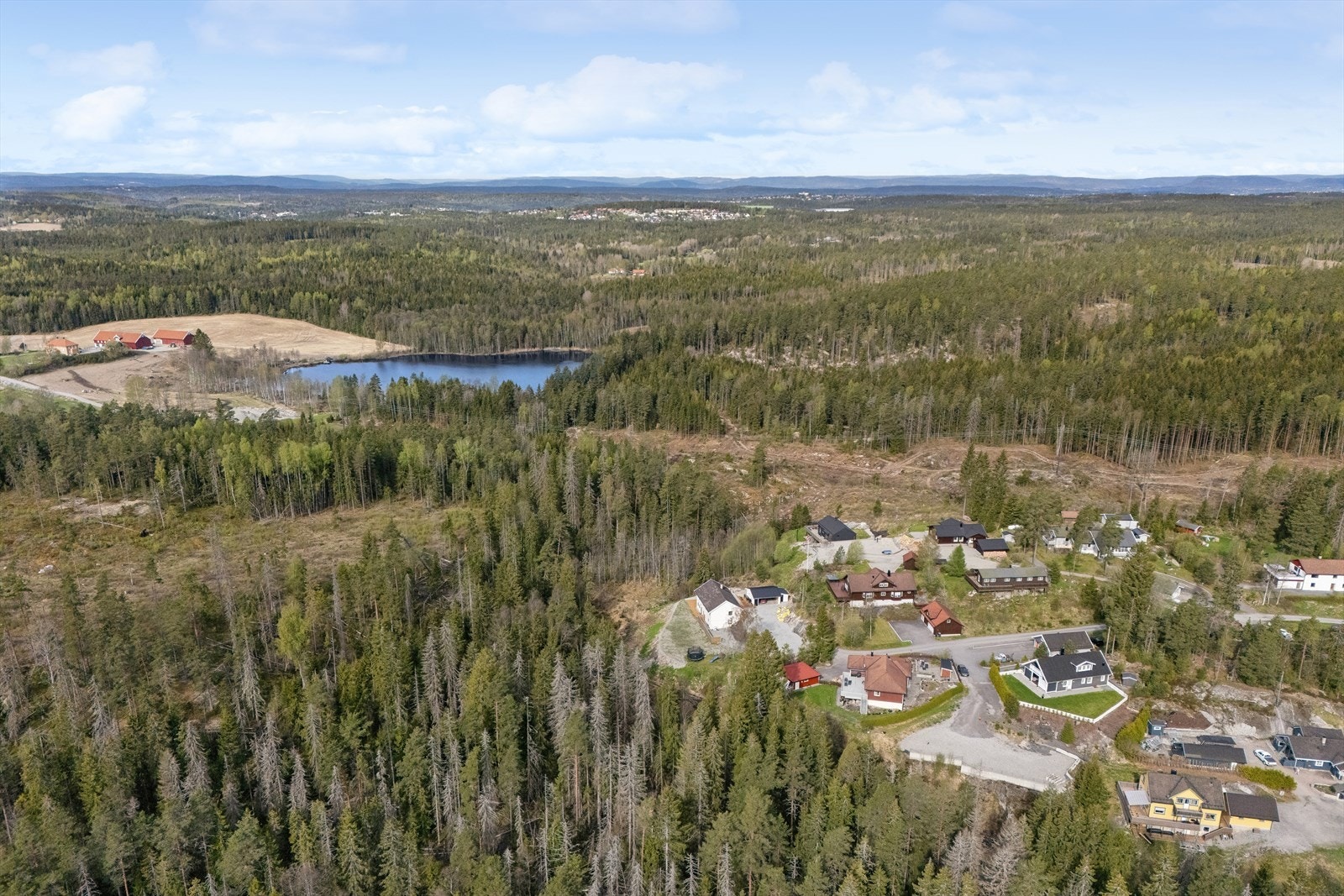 Fra boligen har man kort kjørevei til barnehager, skoler og dagligvarebutikk. Galleribilde