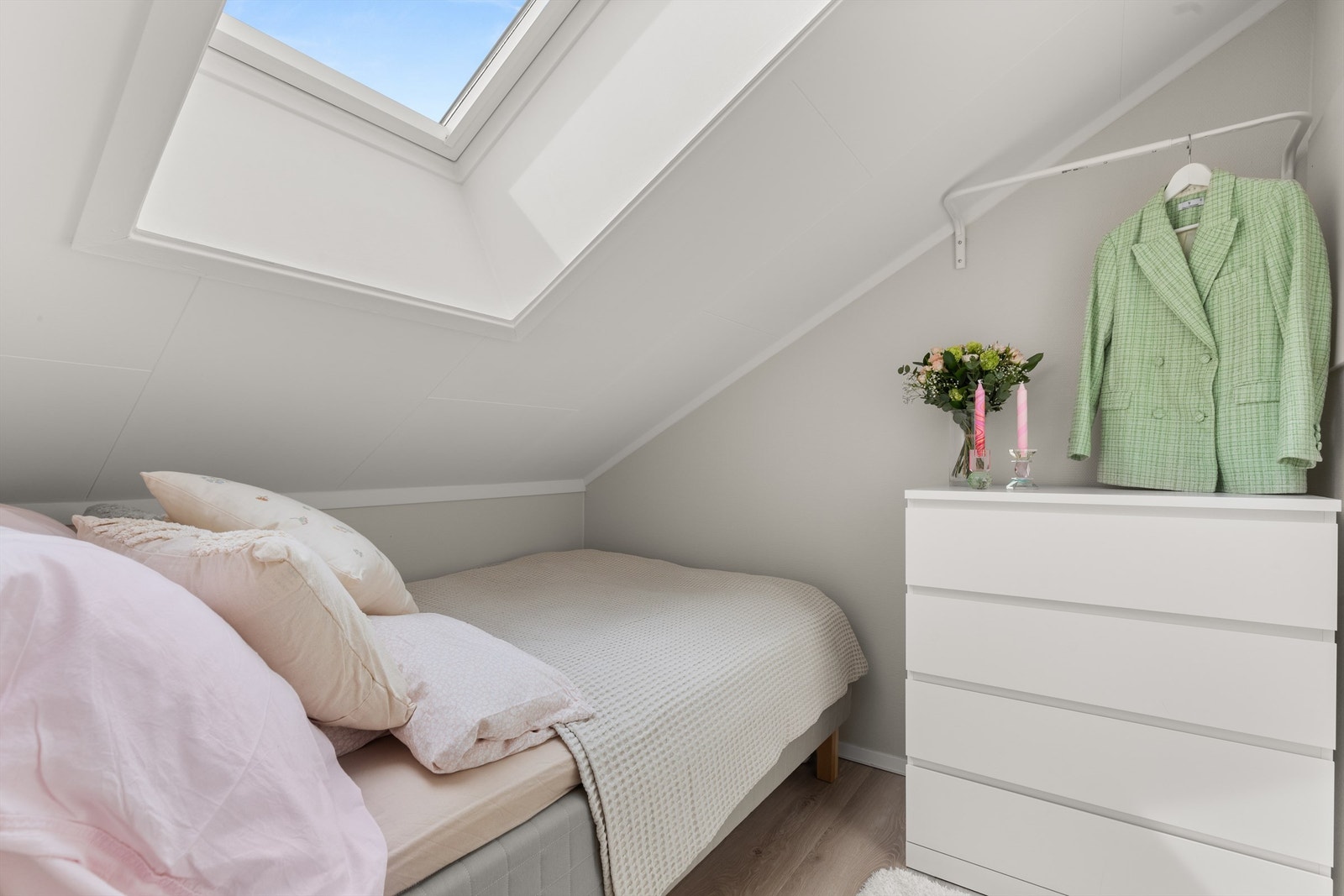 Det er plass for seng og oppbevaringsmøbel. Galleribilde