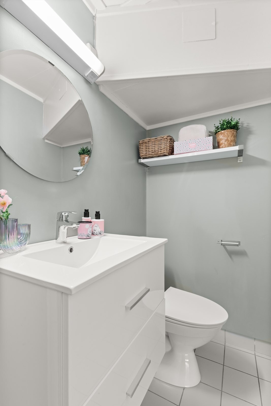 Innredningen består av vegghengt servantskap med ett-greps armatur, vegghengt speil med overbelysning og stikkontakt over servant. Galleribilde