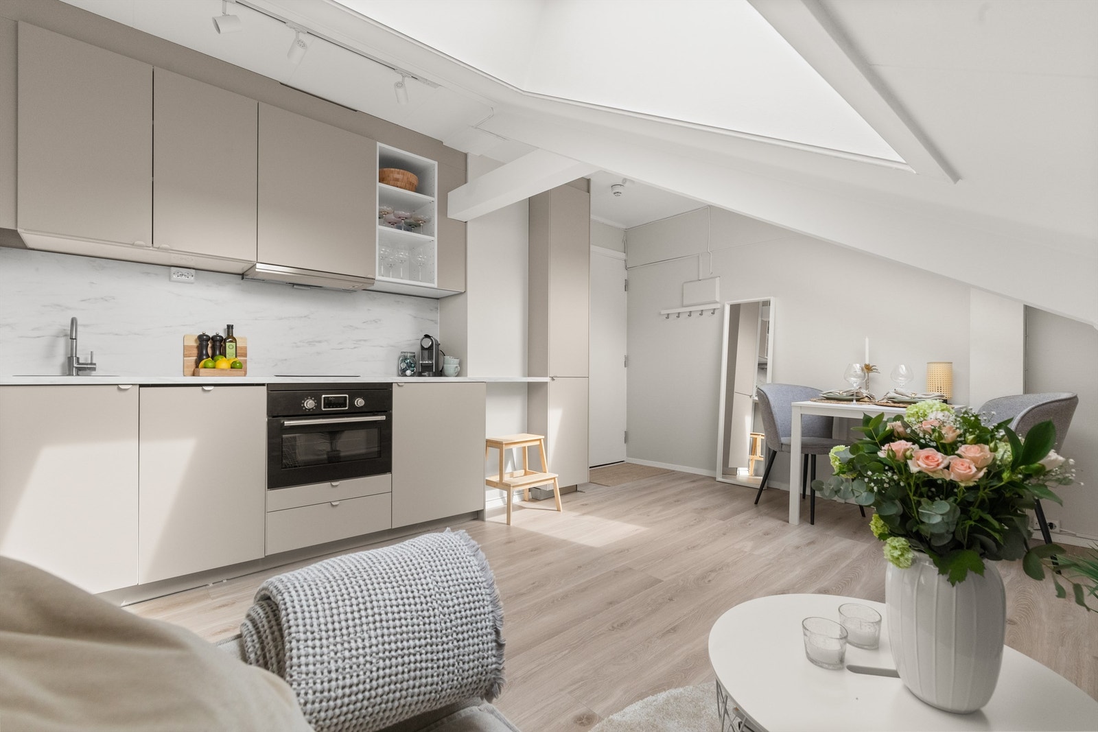 Hvitevarene er integrerte med kjøleskap med frysedel, kombiovn med stekeovn og mikro, platetopp, oppvaskmaskin og kjøkkenventilator med kullfilter. Galleribilde