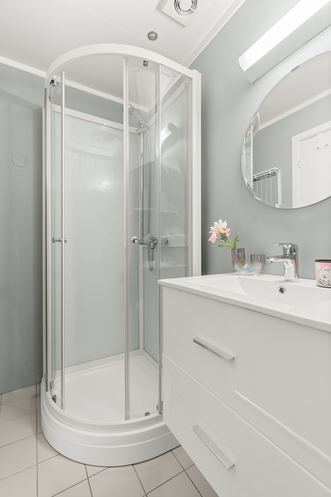 Videre har badet dusjkabinett med to-greps armatur påkoblet hånddusj og gulvstående toalett. Mekanisk avtrekk. Varmtvannsbereder på bad over himling, 120L fra 2003. Galleribilde