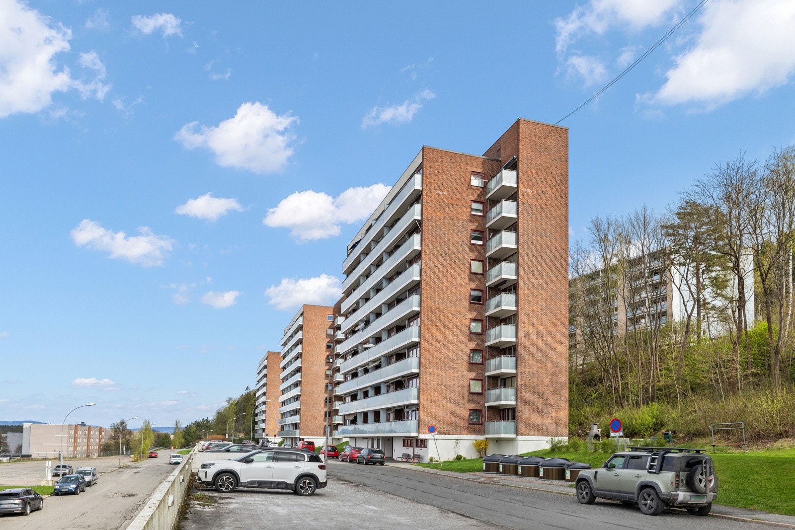 Stallerudåsen Borettslag består av 216 andelsleiligheter. Det er gjennomført rehabiltiering av teglfasader og balkonger. Galleribilde