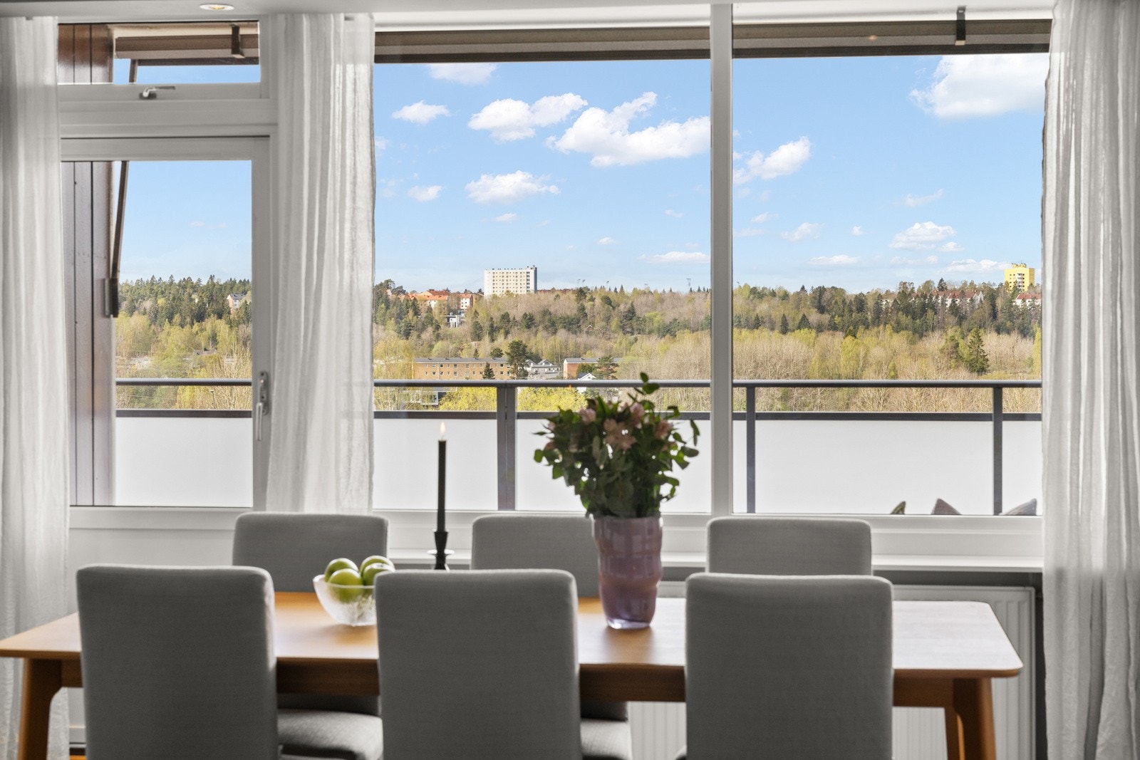 Store vinduer mot vest som slipper inn rikelig med lys. Galleribilde