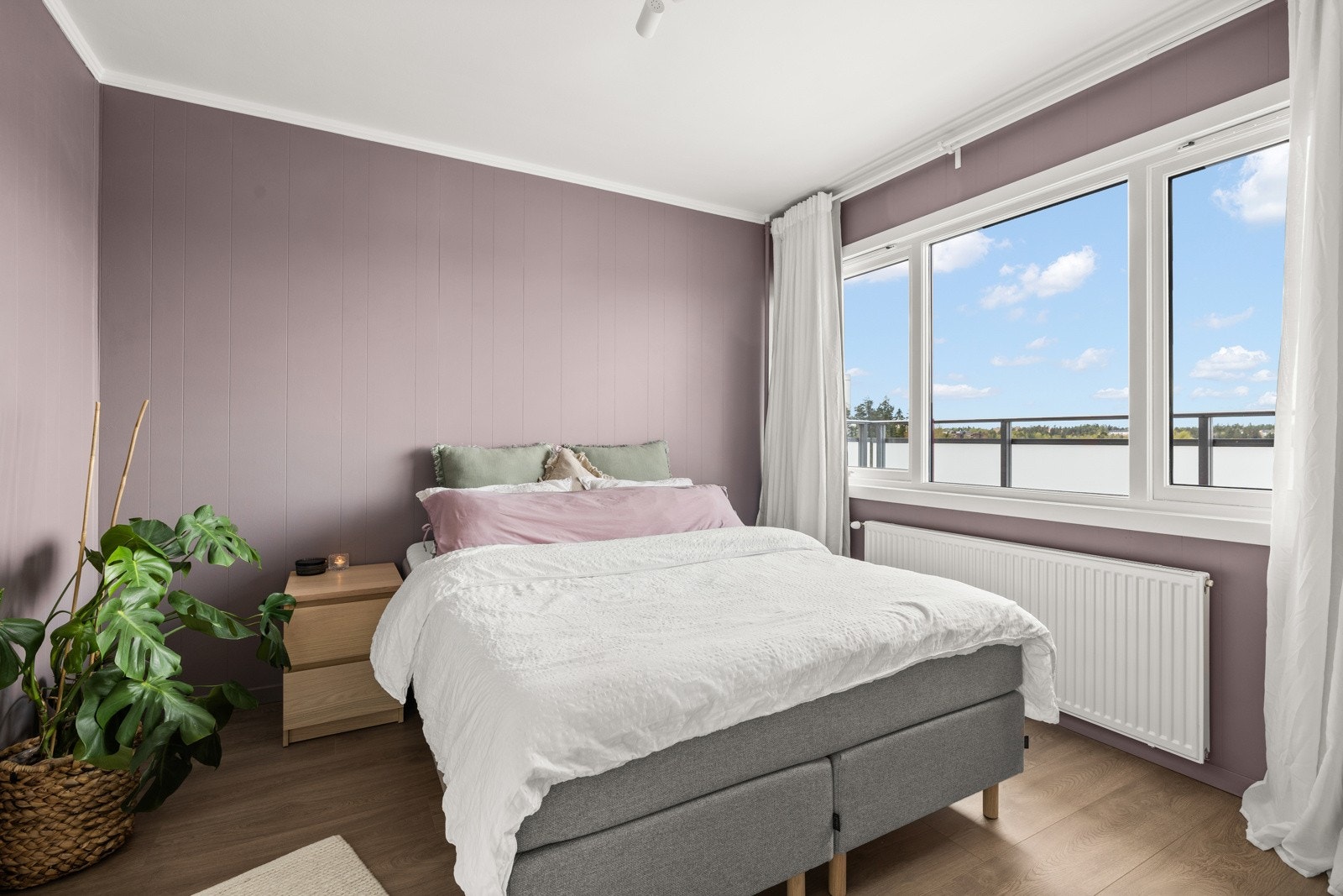 Stort soverom med god plass til dobbeltseng og nattbord. Galleribilde