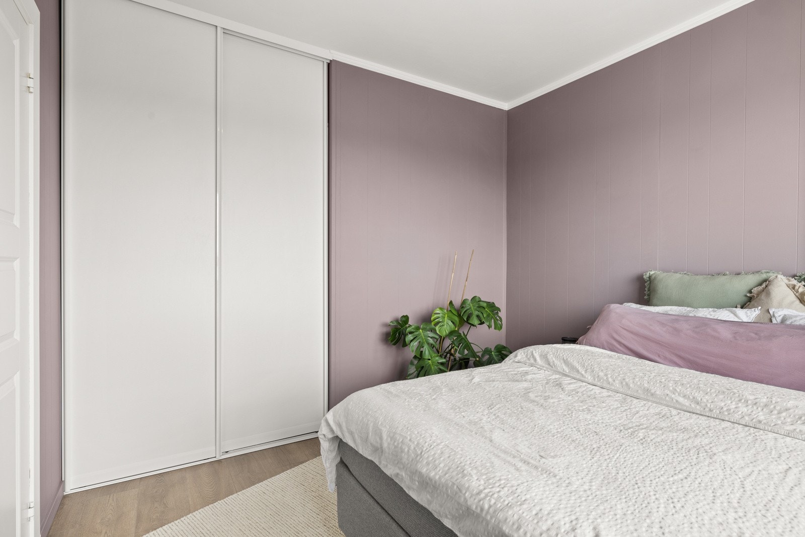 2-dørs skyvedørsgarderobe fra 2017. Galleribilde