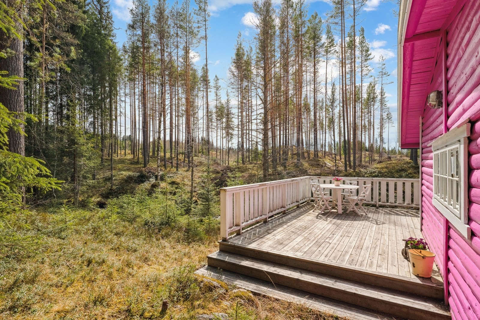 Fuglekvitter og bekkebrus er virkelig beroligende lyder som kan gi en følelse av fred og tilknytning til naturen! Det er nylig felt mye trær på naboeiendommen, så det er godt med sol på terrassen. Galleribilde