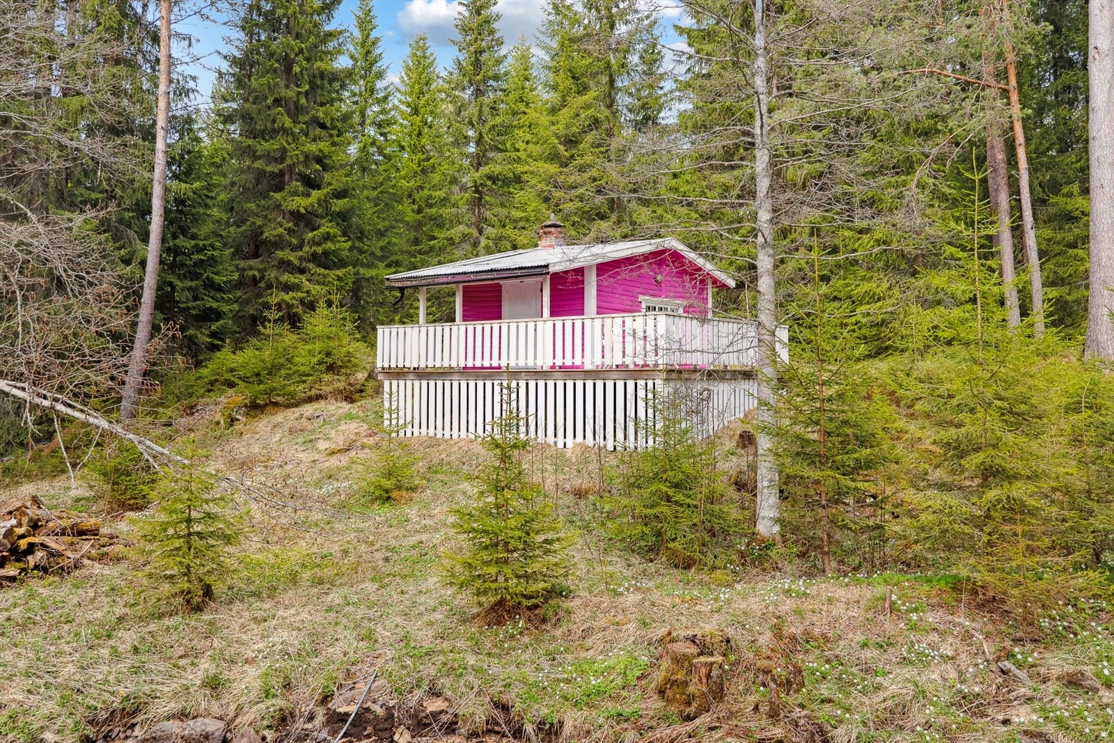 Strøm har blitt hentet fra nabo og er per dags dato stengt, da hytta ikke har vært i bruk siste tiden. Eier av "nabo"hytte hvor strømmen tidligere har vært hentet fra, opplyser om at det vil være mulig med strøm også for neste eier. Galleribilde