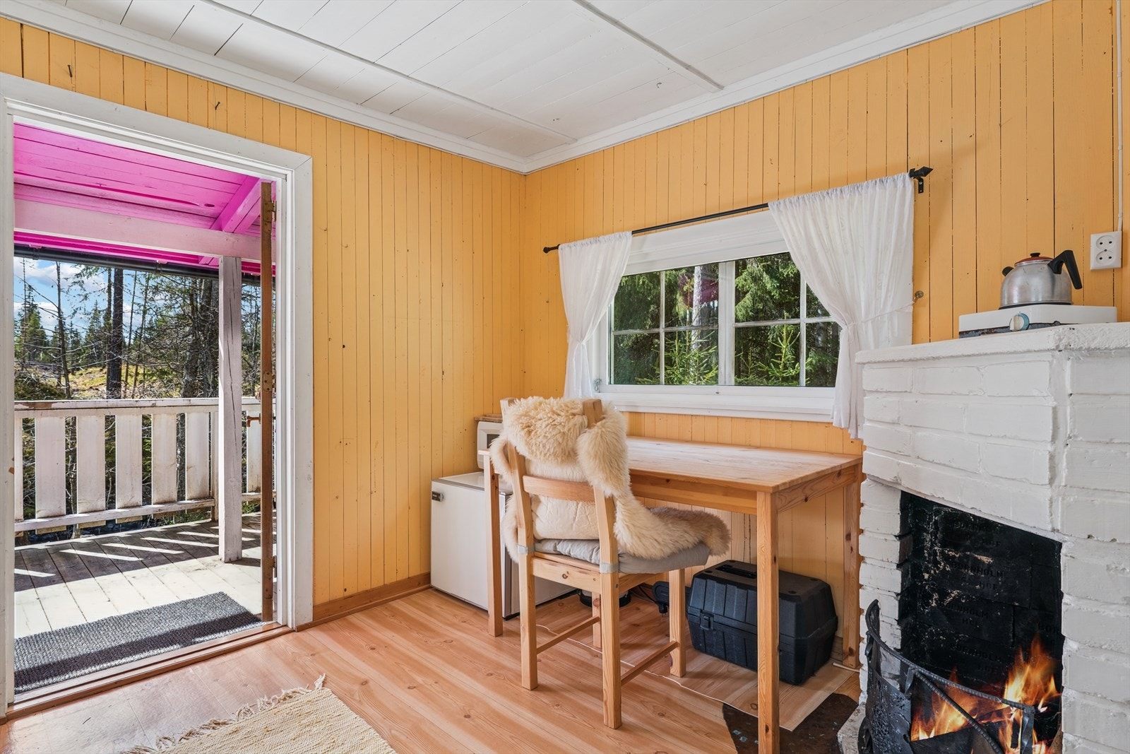 Åpen peis, installert vedovn (det må foretas lokal utbedring, TG3 i rapporten). Galleribilde