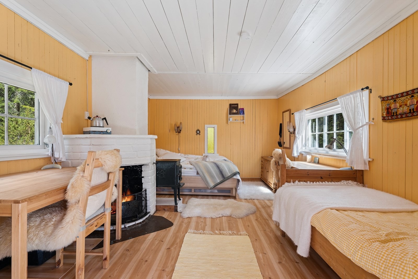 Store vindusflater som lar dagslyset flyte fritt. Ingen kjøkkeninnredning, kun enkle skap og kjøkkenbord. Galleribilde