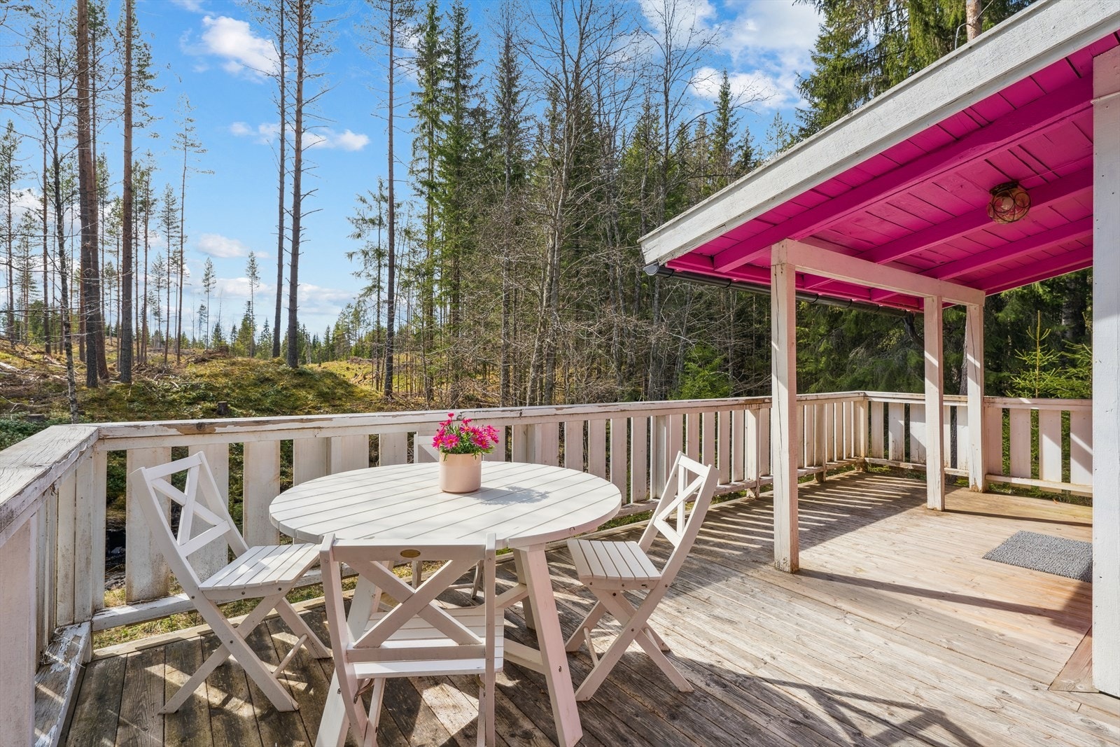 Dette er en slik eiendom. Ikke på grunn av standarden på hytten, men pga. beliggenheten; Usjenert og landlig i skogsterreng med lite trafikk og med rike muligheter for friluftsliv, både sommer og vinter. Galleribilde