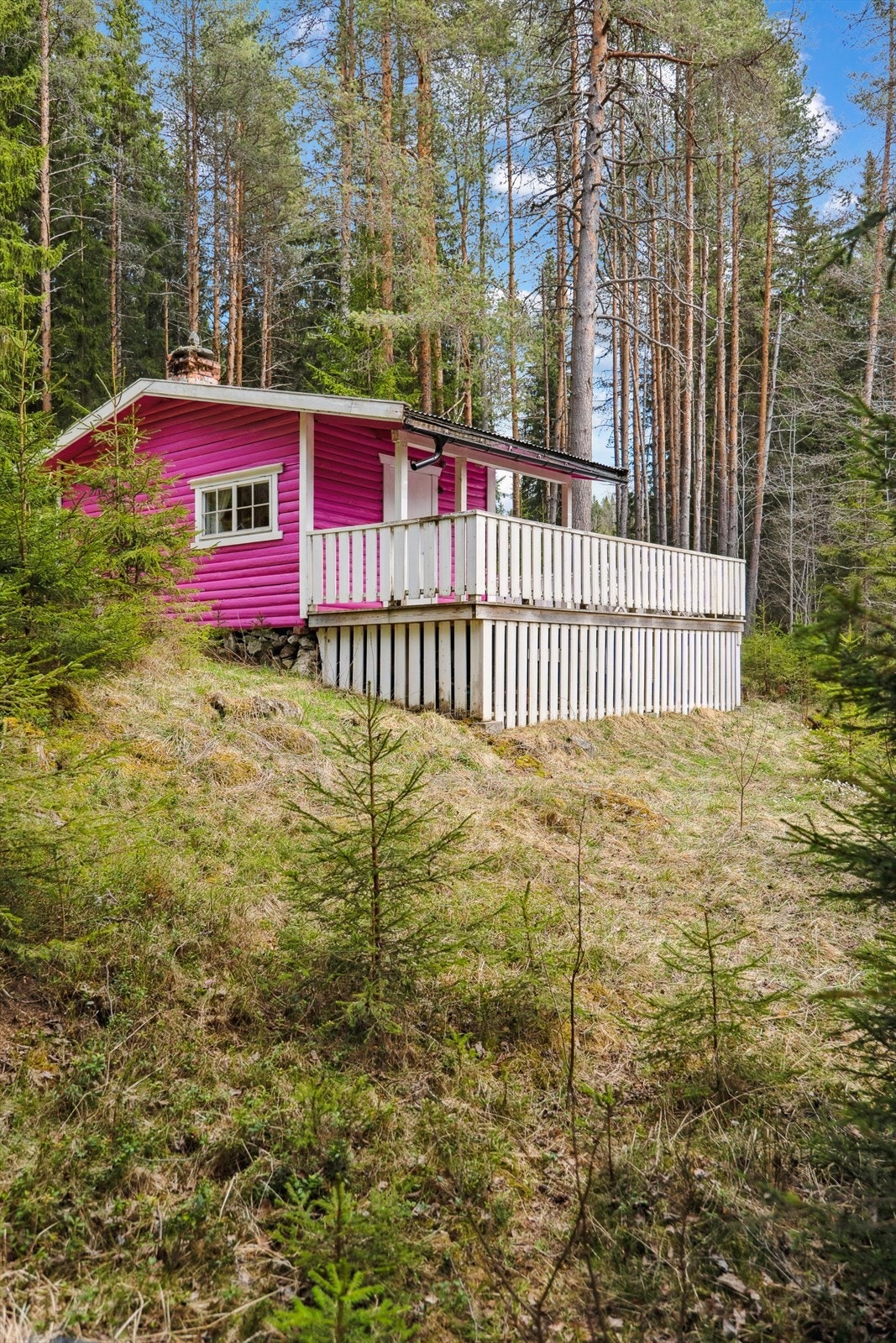 Selges for det meste møblert, slik det fremstår på visning. Alle møbler (inkl. terrassemøbler) følger med. Galleribilde