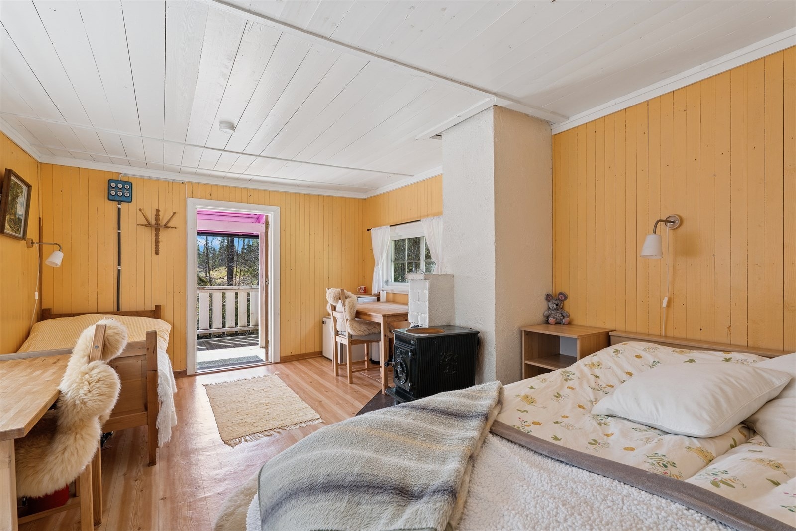 Stue/oppholdsrom - Lys og romslig stue/oppholdsrom med gode innredningsmuligheter til sofagruppe og tv-møblement. Galleribilde