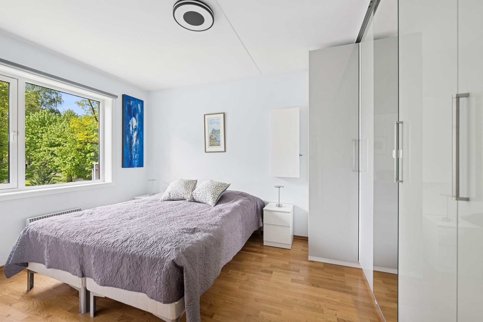 Soverommet er romslig og har godt med skap Galleribilde