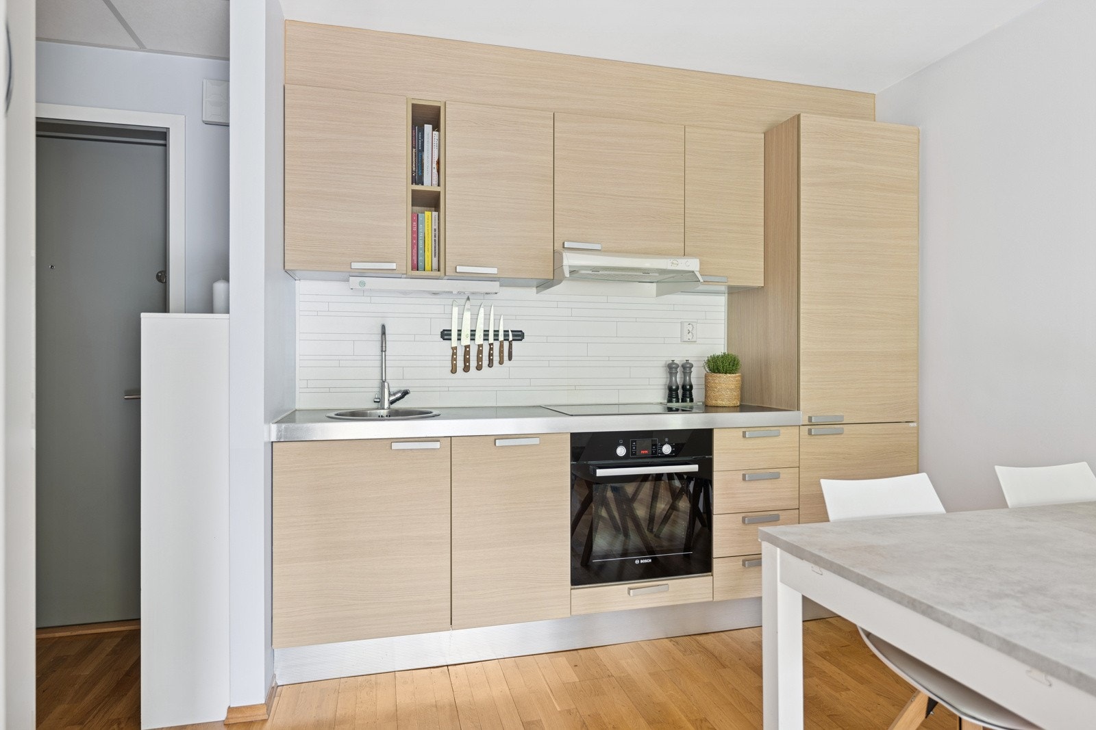 Kjøkkenet har integrerte hvitevarer og er i åpen løsning mot stue Galleribilde