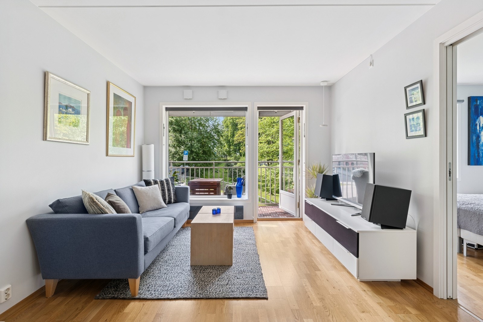 Stuen har store vinduer mot vest Galleribilde