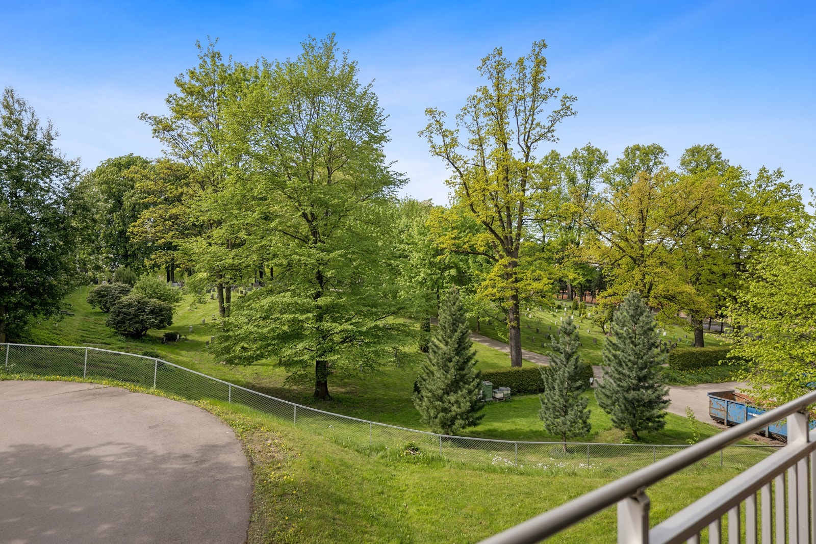 Du ser ut i det grønne fra boligen Galleribilde