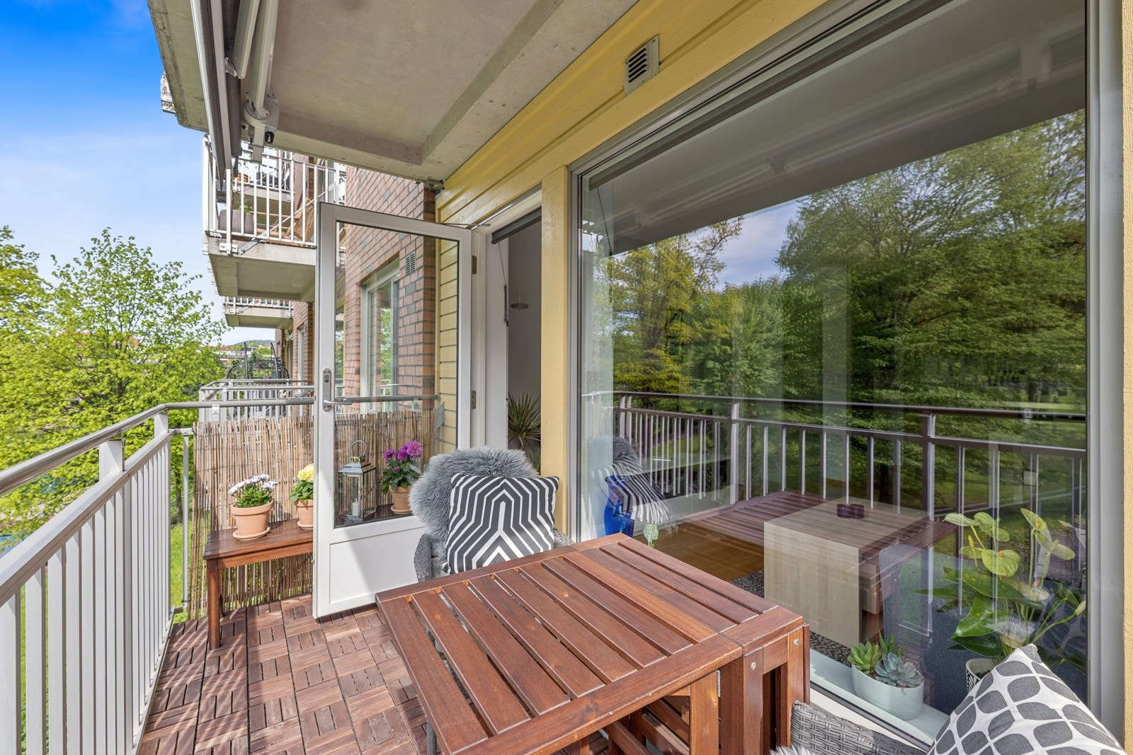 Vestvendt balkong med markise og flott utsyn Galleribilde