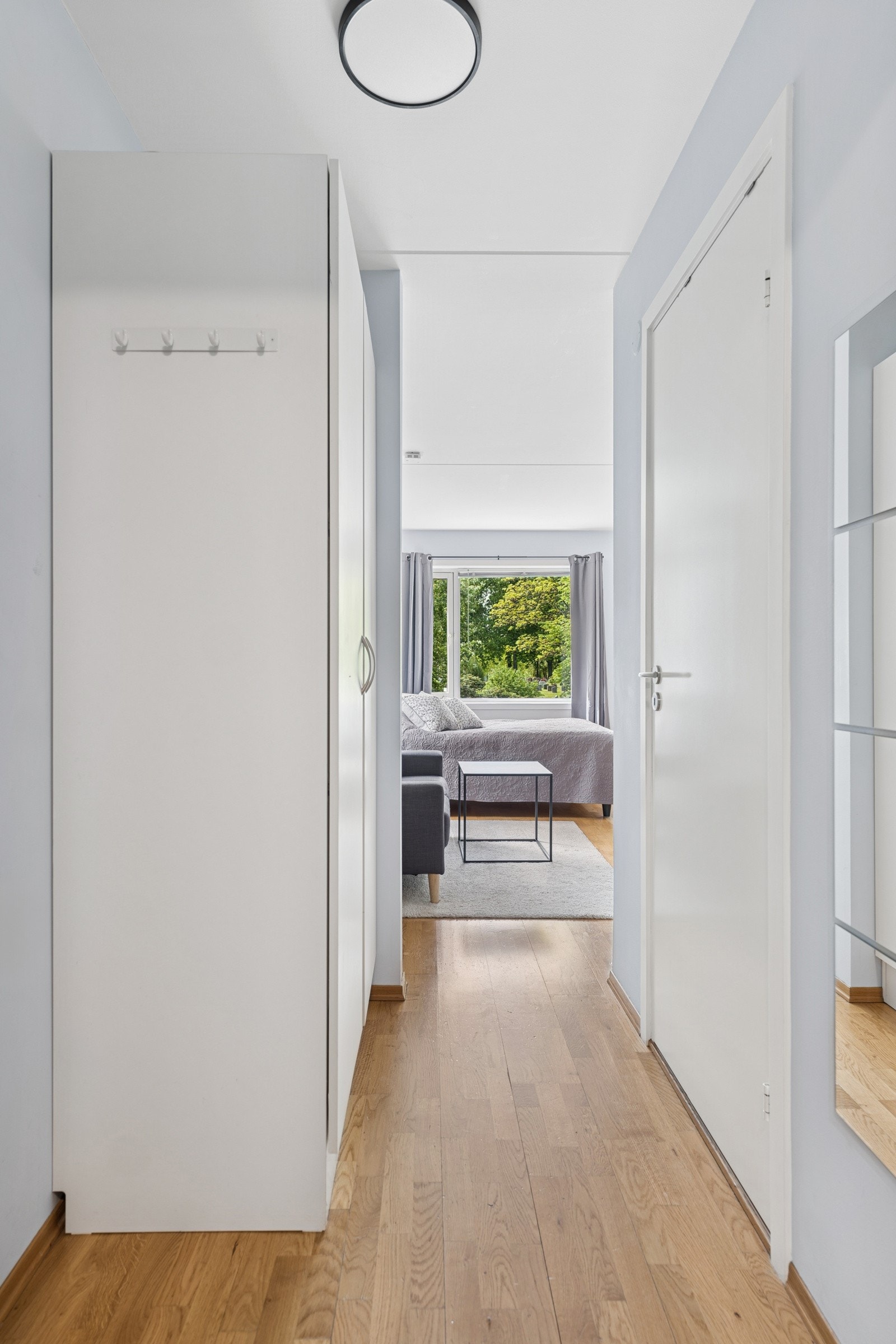 Fra gang med skap i hybelen Galleribilde