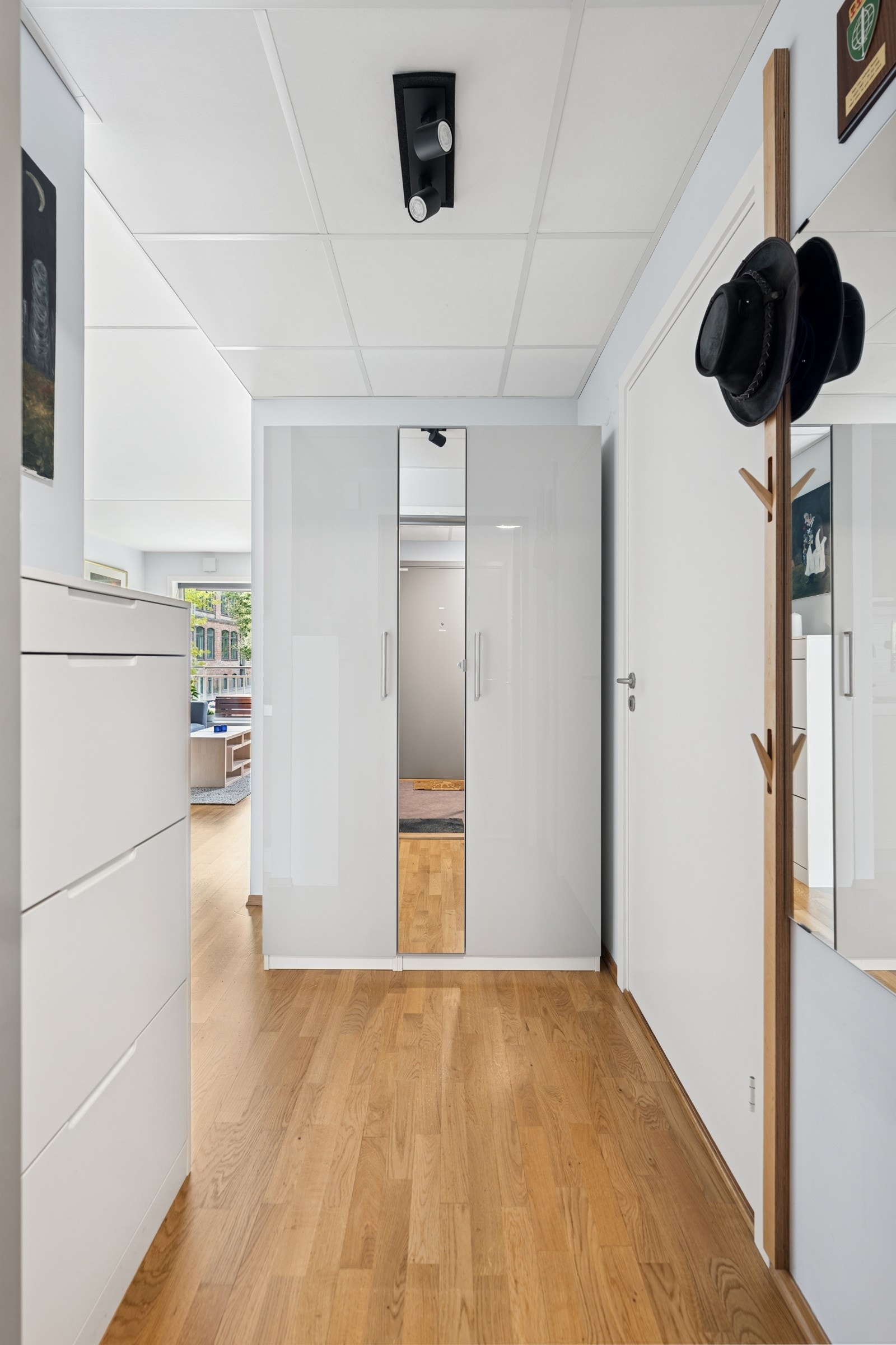 Fra entré med praktiske skap Galleribilde