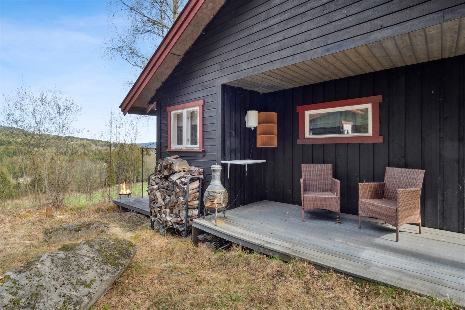 Uteområdet er opparbeidet med to terrasser som gjør det mulig å flytte seg etter vær og vind. Galleribilde