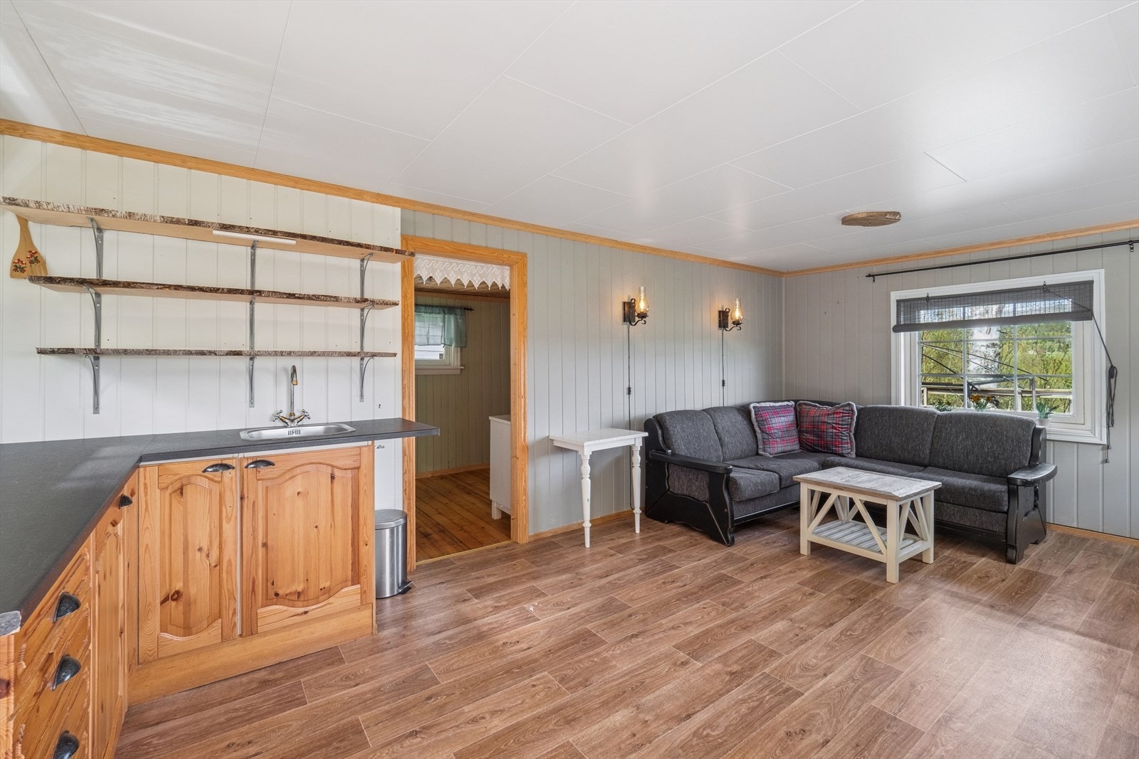 Stue og kjøkken ligger i åpen løsning. Her har man plass til å møblere med både sofa- og spisegruppe. Galleribilde