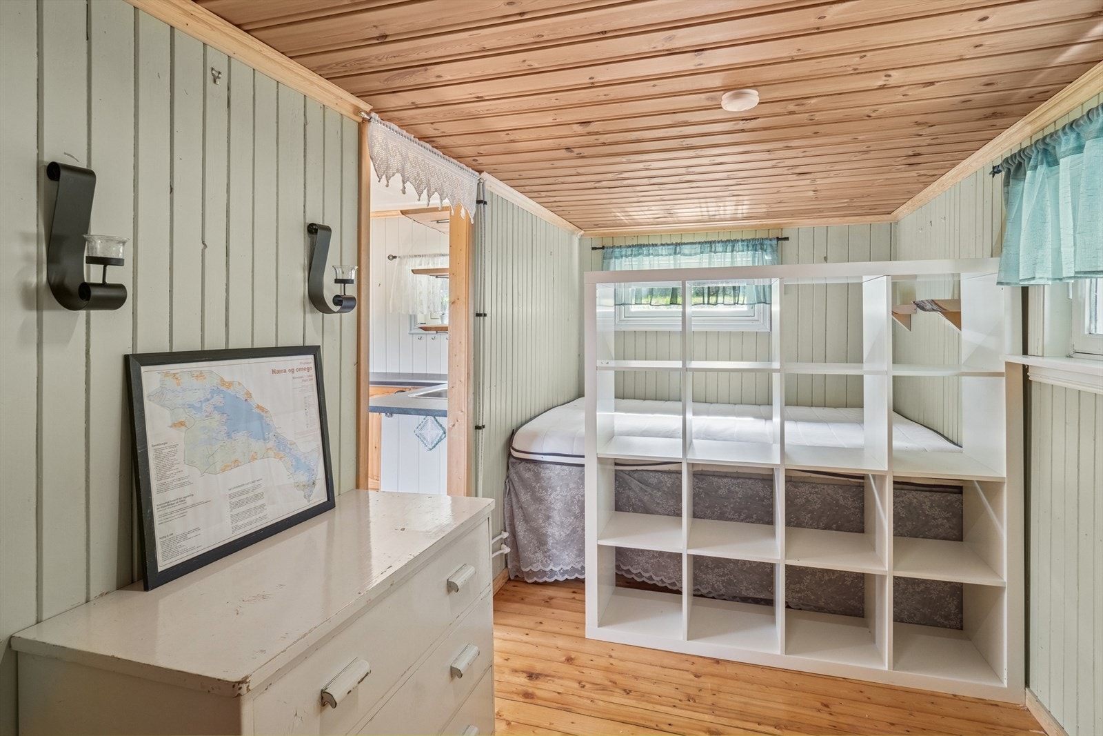 Soverom hvor man har plass til både dobbeltseng og garderobe. Galleribilde