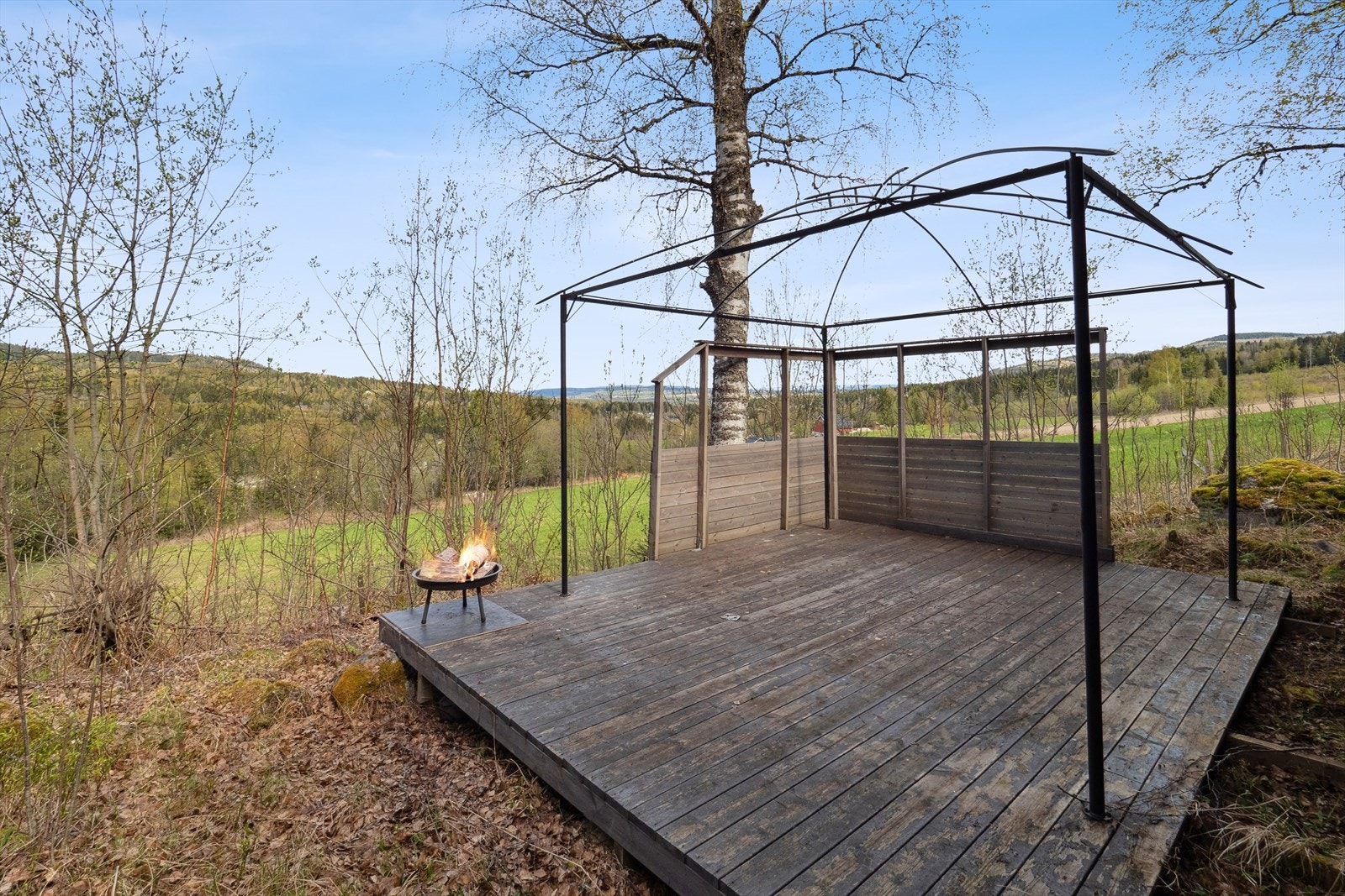 Stor og skjermet terrasse hvor man kan nyte fine sommerdager i skjønn natur! Galleribilde