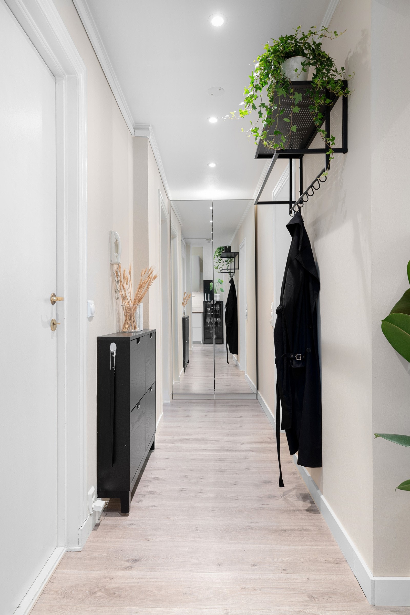 God lagringsplass i garderobeskap med speilfronter. Galleribilde