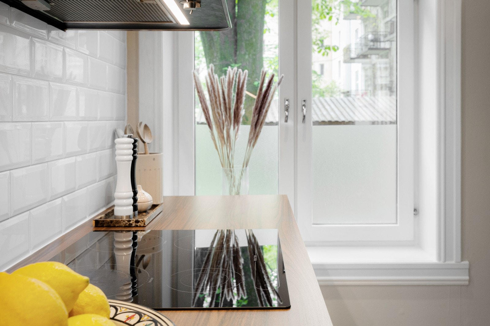 En stor vindusflate med utsikt mot bakgården slipper inn godt med lys. Galleribilde