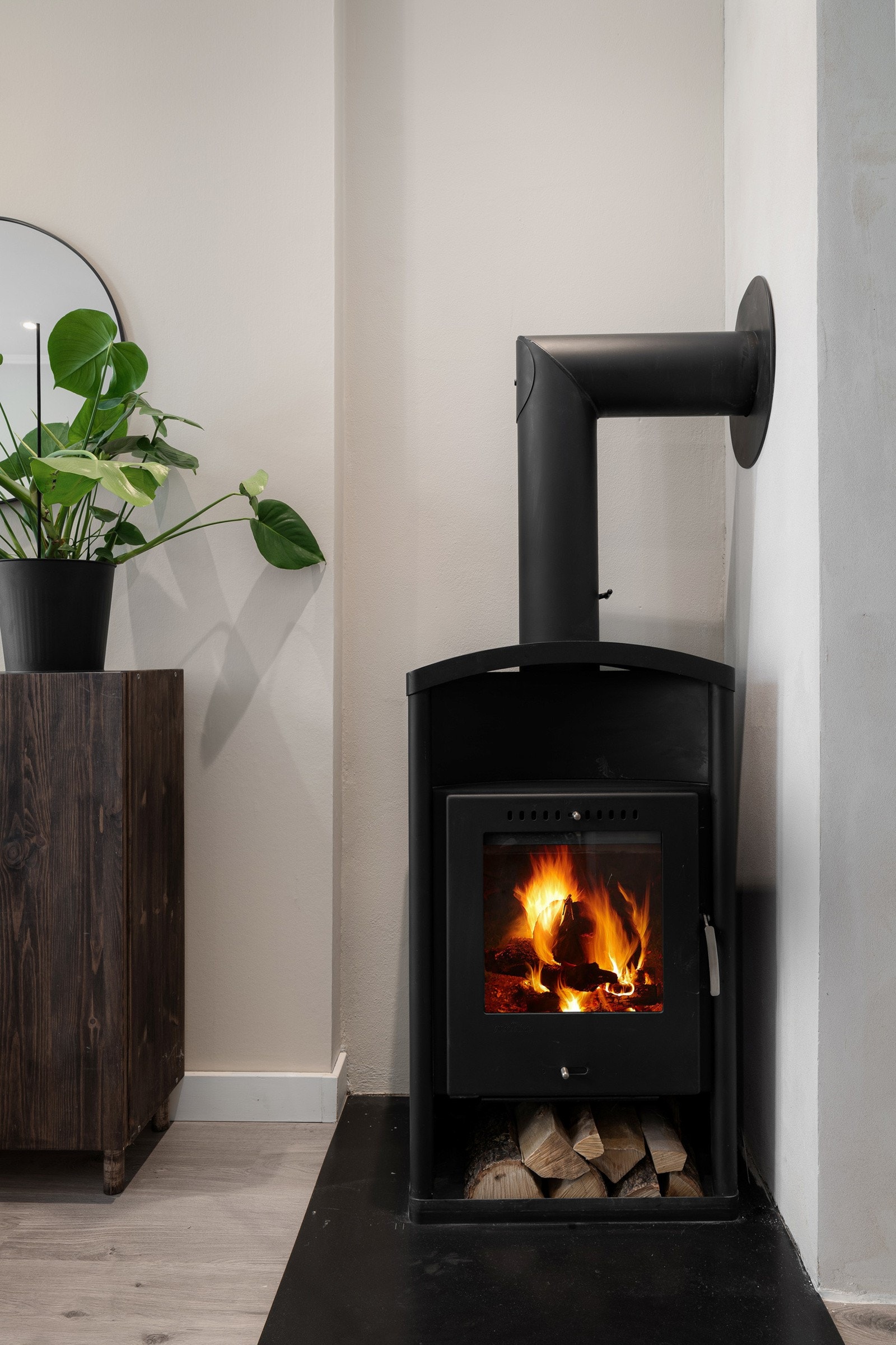 Moderne peisovn som sørger for en lun og koselig stemning. Galleribilde