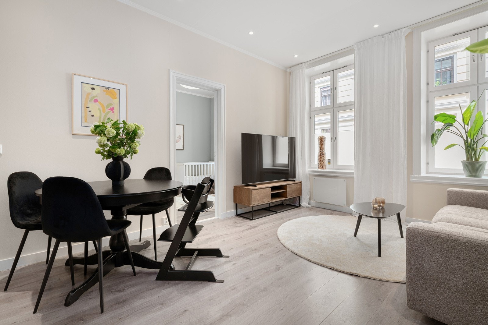 Delikat og innbydende stue som er enkel å møblere. Galleribilde