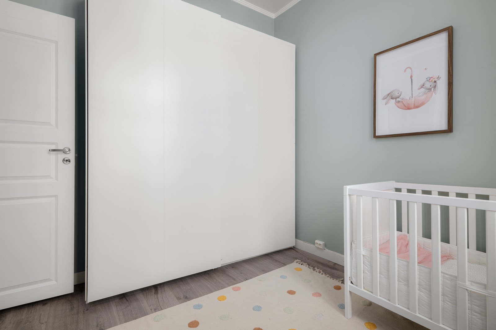 Rikelig med lagringsplass i romslig skyvedørsgarderobe. Galleribilde