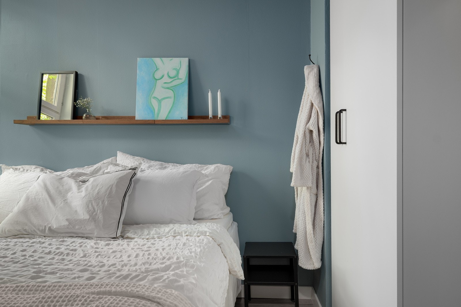 Det store, klassiske vinduet sørger for svært gode solforhold og rommets herlige takhøyde gir en god romfølelse. Galleribilde