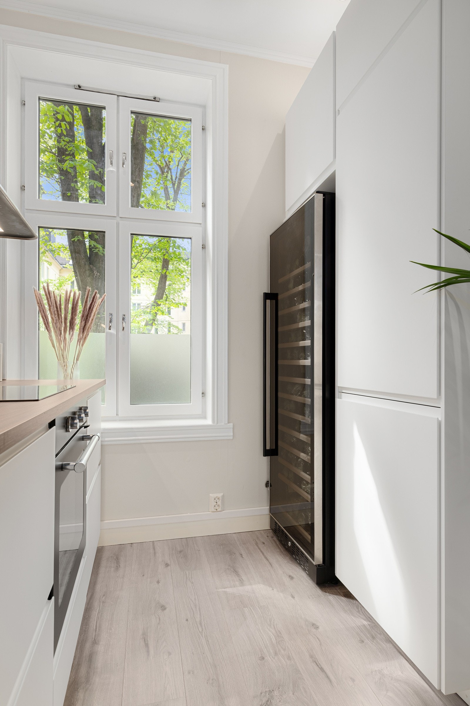 Frittstående vinskap kan kjøpes om ønskelig. Galleribilde