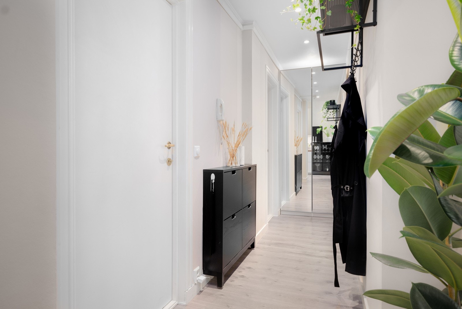 Når du kommer inn i leiligheten møtes du av en lys og hyggelig entré. Galleribilde