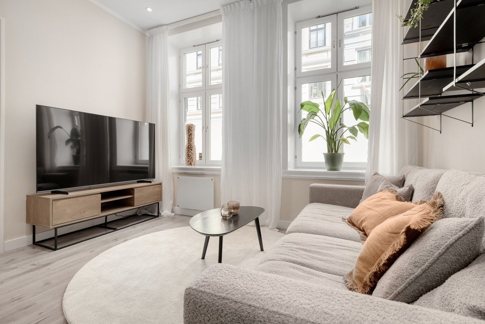 Store vindusflater med vinduer med brede karmer slipper inn rikelig med lys i boligen. Galleribilde