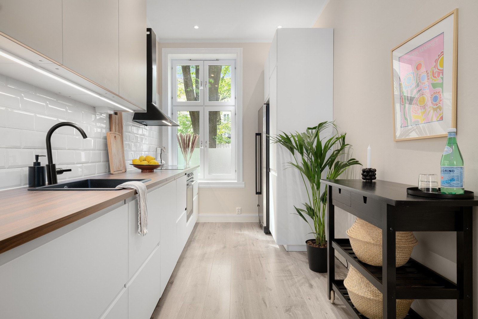 Leiligheten har et lyst og stilrent kjøkken fra 2023. Galleribilde