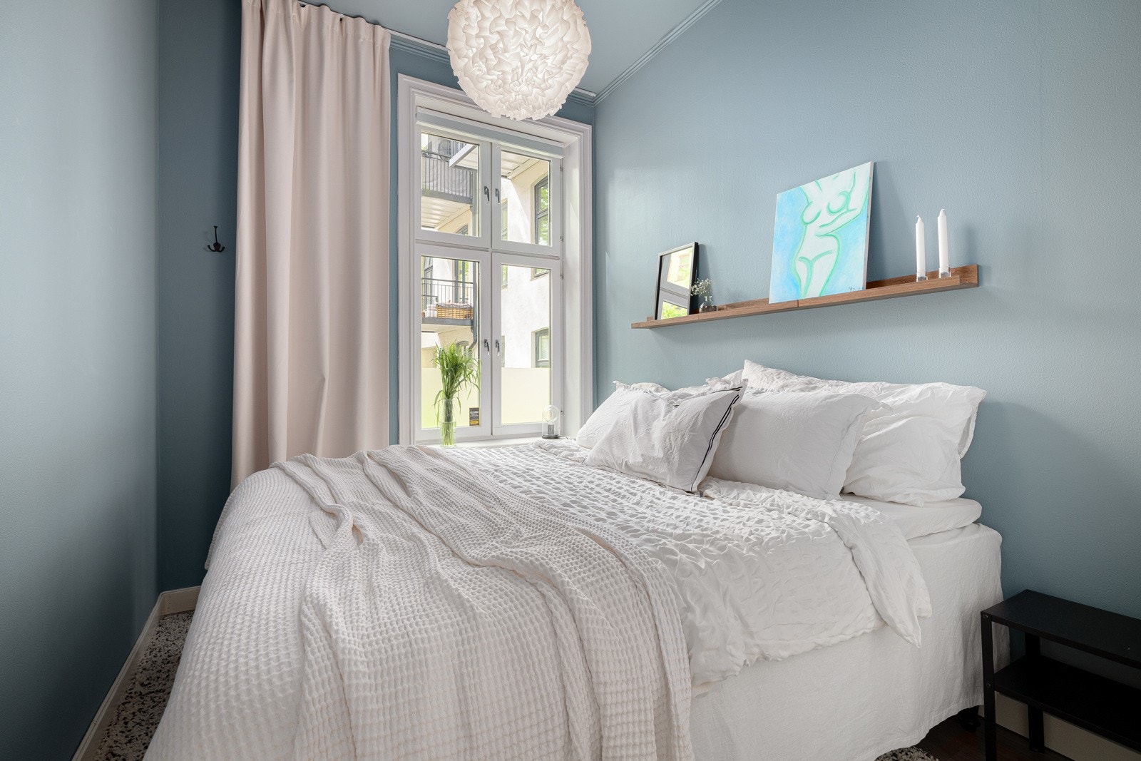 Leiligheten har et lyst og koselig soverom som vender inn mot rolig bakgård. Galleribilde