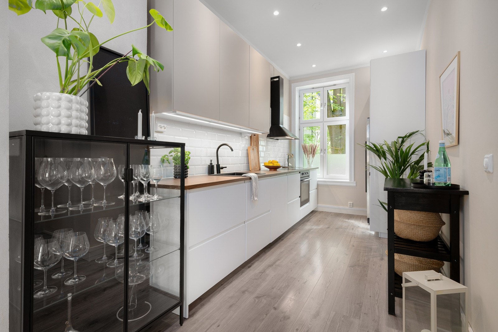 Kjøkkenet ligger i delvis åpen løsning med stuen. Galleribilde