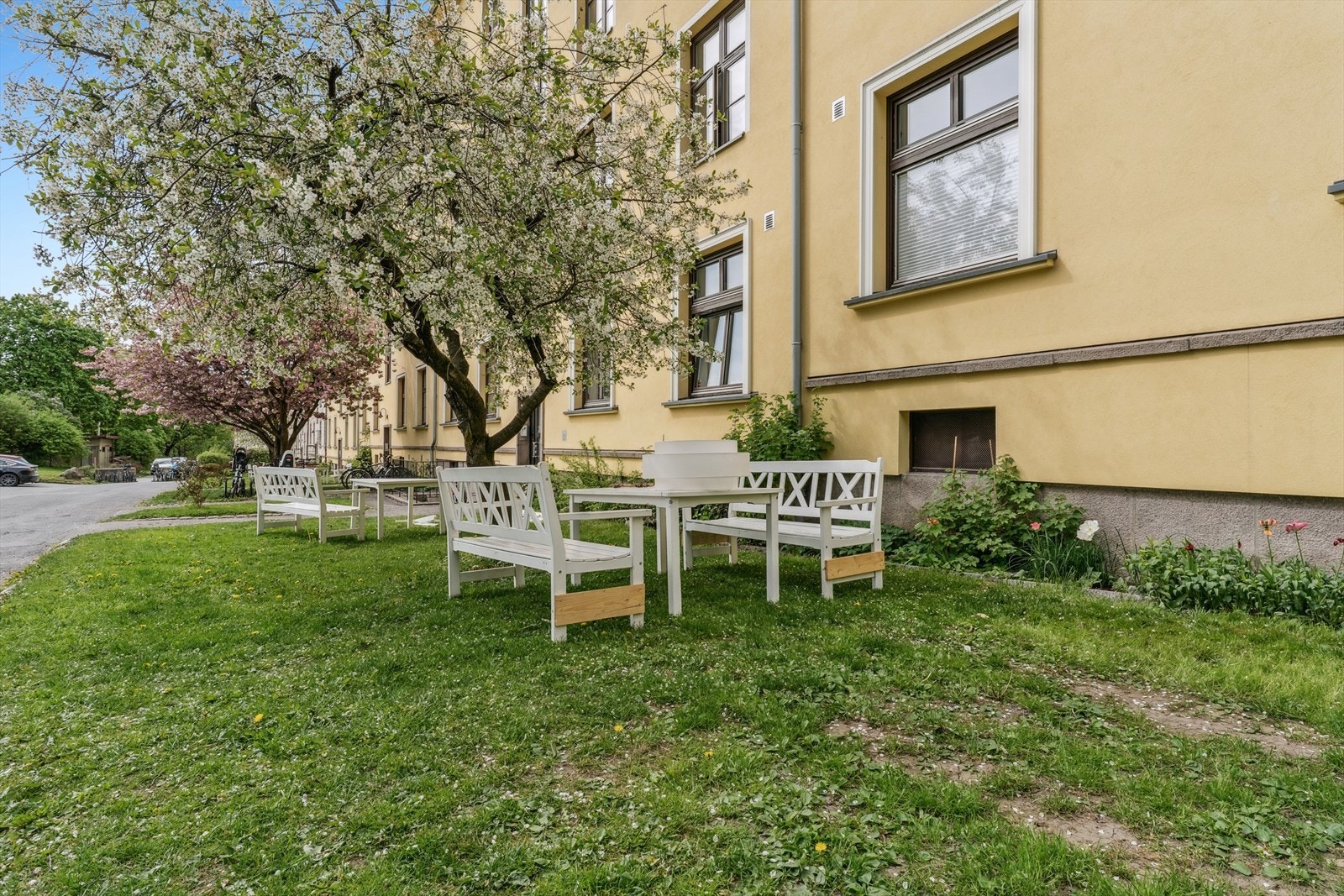 Hyggelige samlingsplasser for beboerne innimellom de pent opparbeidede fellesarealene Galleribilde