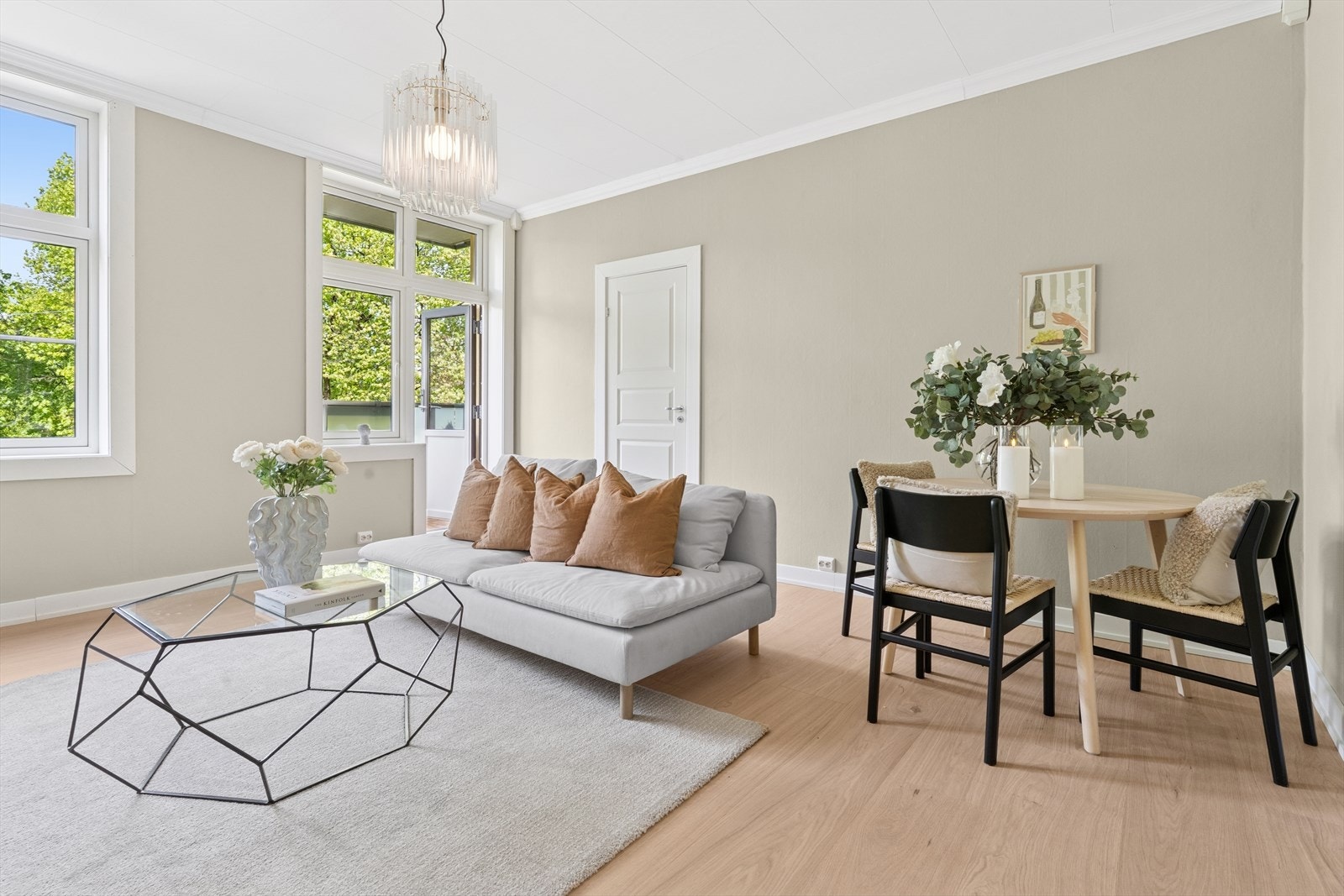 Leiligheten har en koselig og innbydende stue som oppleves som både romslig og lett å møblere. Galleribilde