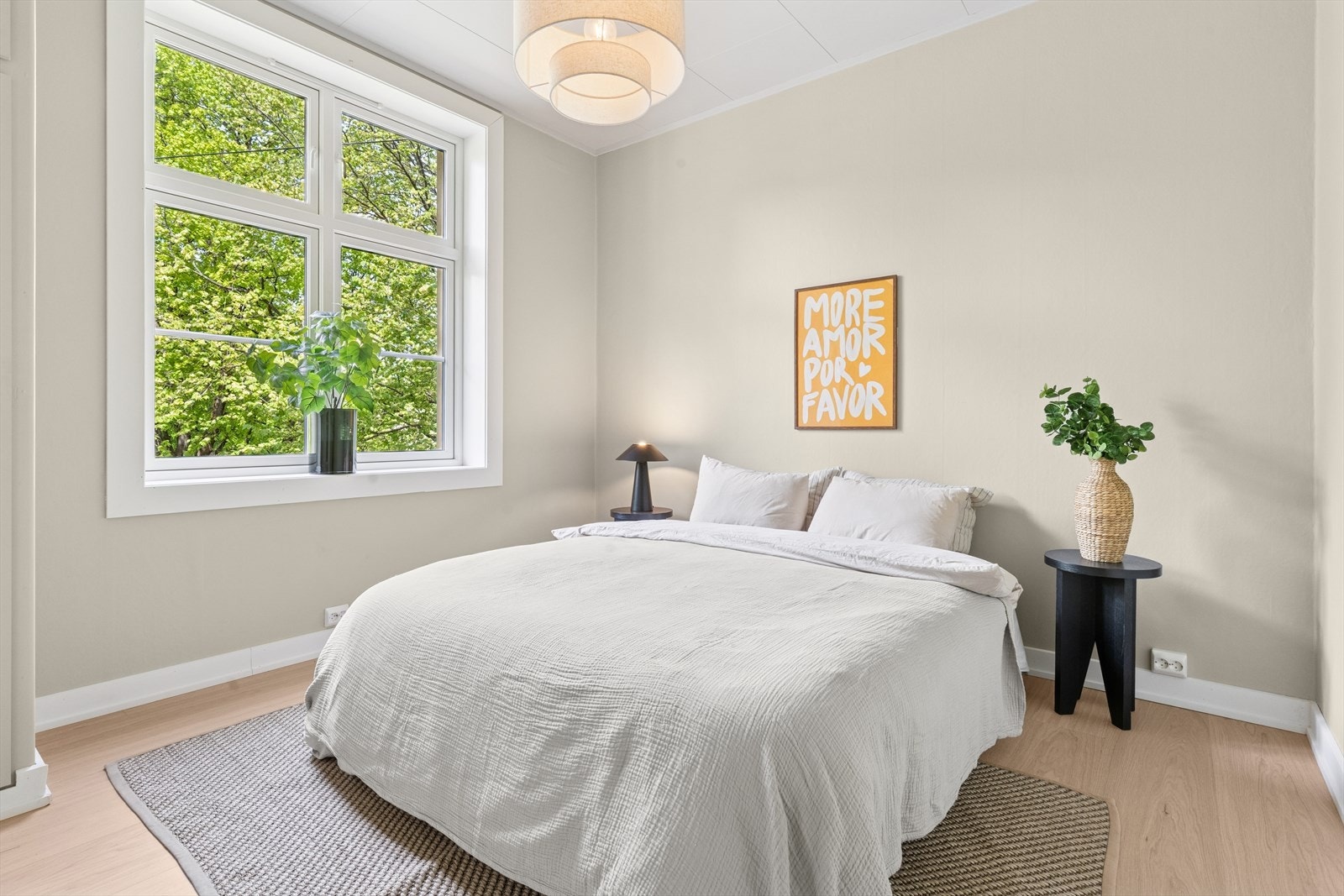 Leiligheten har tre romslige soverom, hver med god plass til seng og tilhørende møblement. Galleribilde